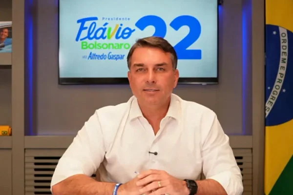 Antes da eleição, Flávio surfa em caso Master apesar de relação com Vorcaro