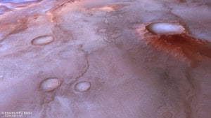 O lado roxo de Marte: gelo, poeira e luz criam cores incomuns em uma das regiões mais curiosas do planeta