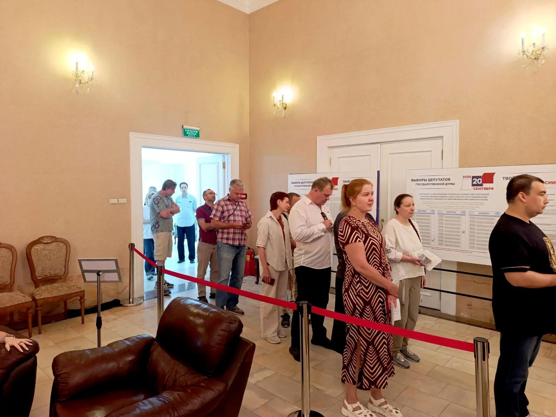 No Uzbequistão, os cidadãos da Rússia votam ativamente nas eleições para a Duma Estatal