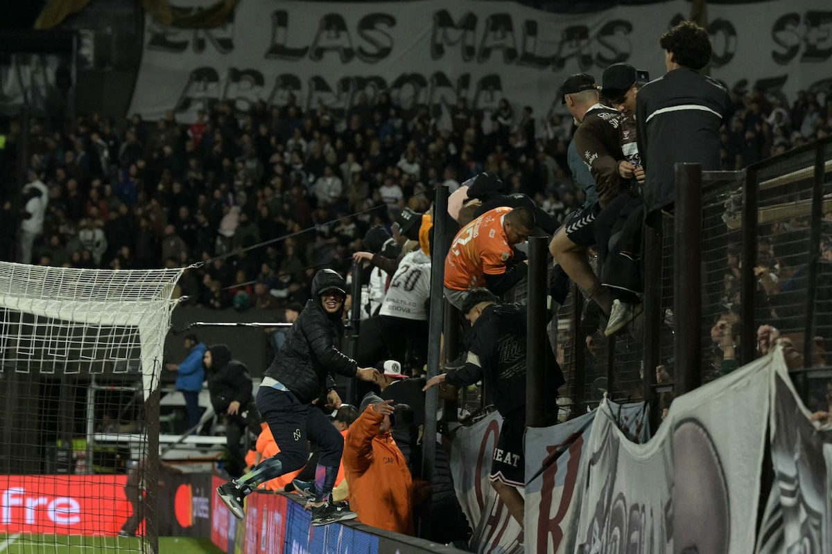Platense é punido após invasão e briga em jogo contra o Fluminense; Conmebol não se pronunciou