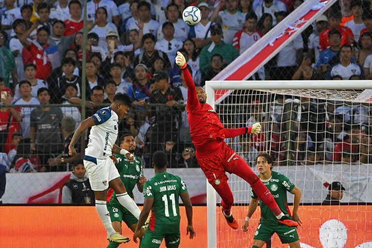 Palmeiras se acovarda, leva virada da LDU, mas se classifica nos pênaltis graças a Carlos Miguel