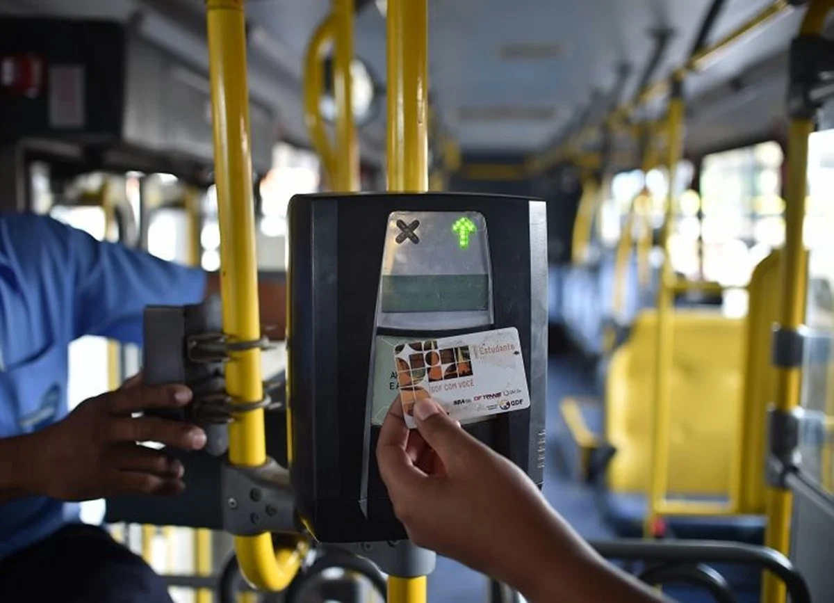 Imagem colorida de catraca de ônibus no DF