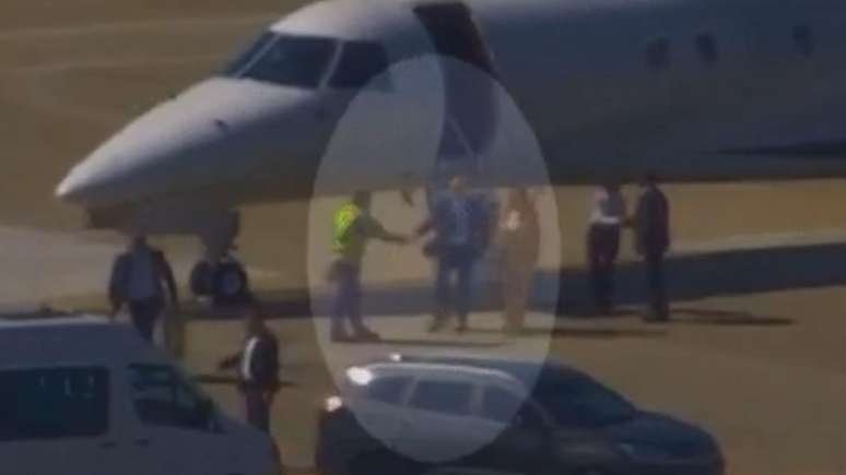 Vídeo mostra Moraes e esposa desembarcando de jatinho de Vorcaro; veja