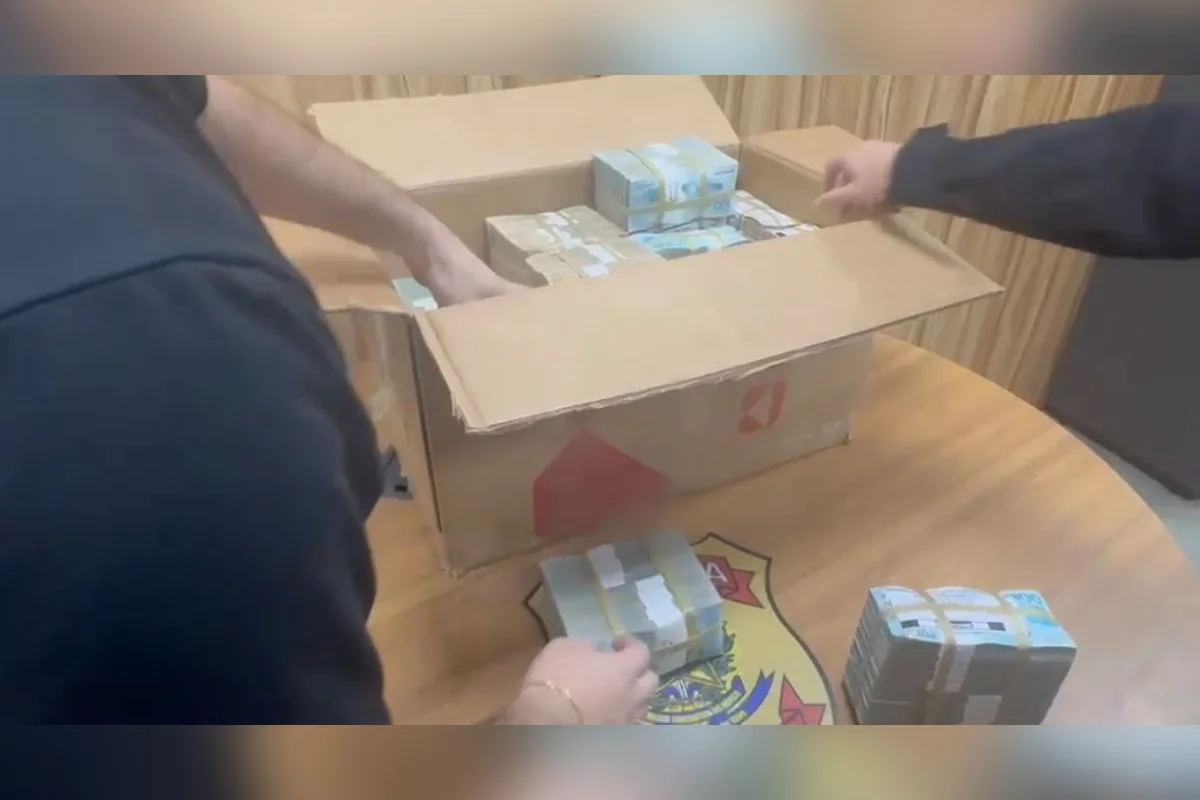 Políticos são alvo da PF por elo com "montanha de dinheiro” de R$ 2 milhões