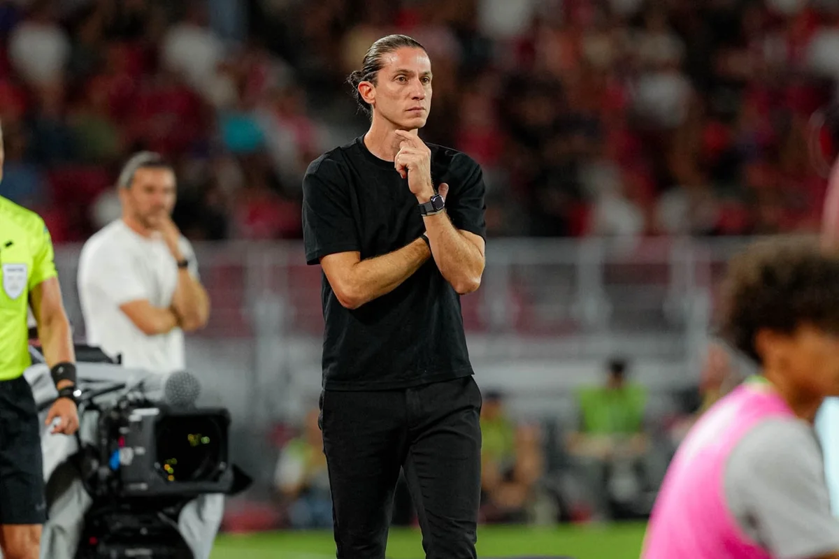Monaco, de Filipe Luís, vence Lens e assume liderança do Campeonato Francês