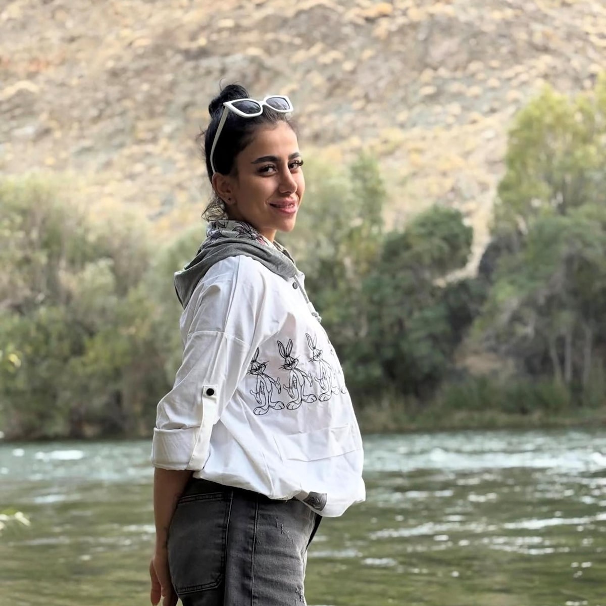 Condenada à morte aos 21 anos por participar de protestos, iraniana aguarda execução