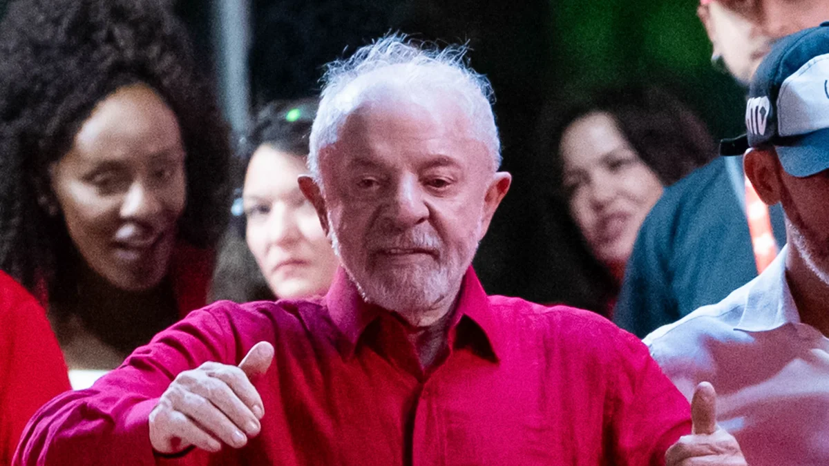 Lula diz que 5 ministros são suspeitos e cita preocupação com crise no STF