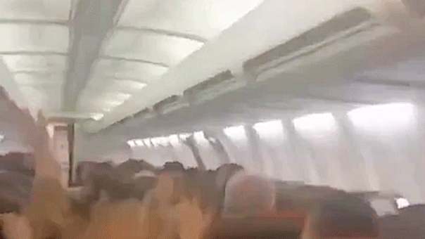 Em um vídeo aterrorizante de meio voo, passageiros de um avião gritam enquanto uma agitação violenta faz os painéis do teto da cabine voarem.