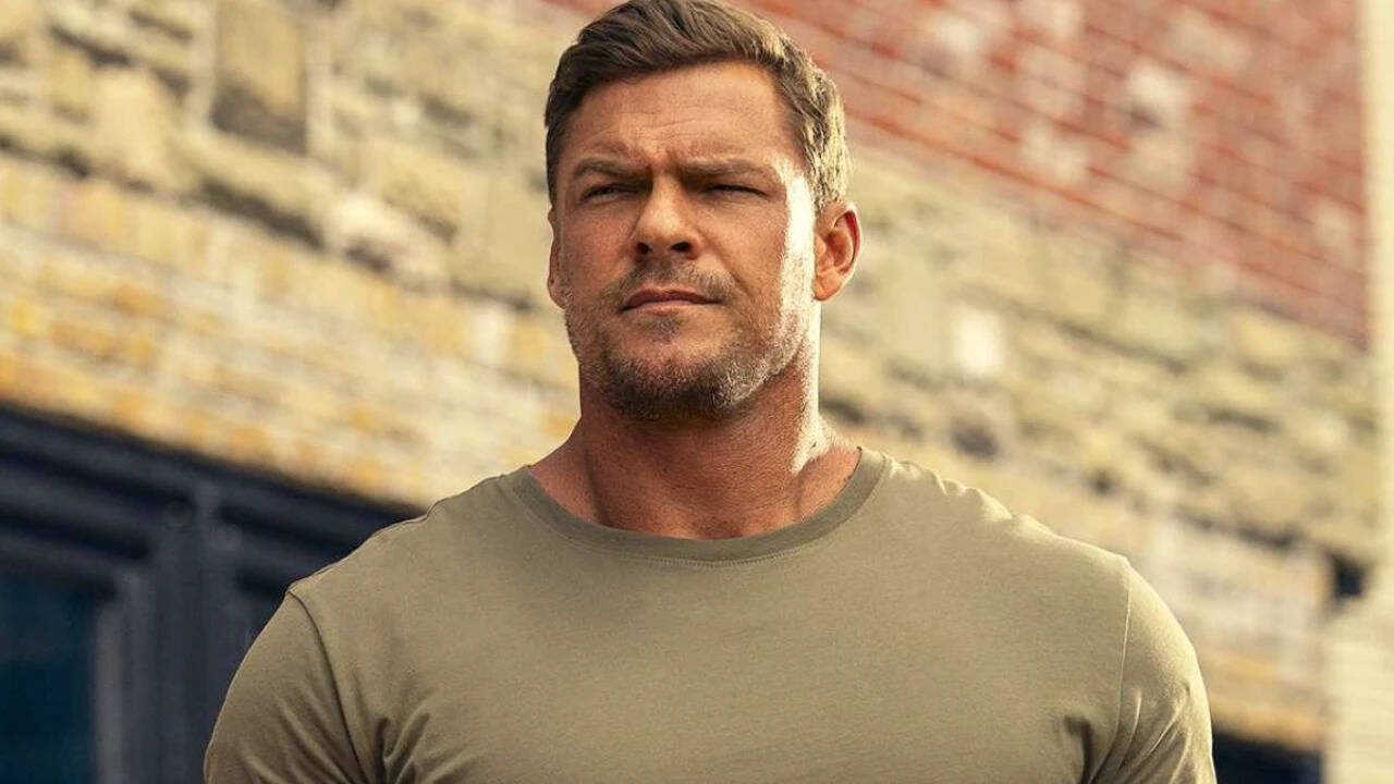 Alan Ritchson comenta sobre como 'Reacher' quase adaptou 'Die Trying', de Lee Child: 'até que alguém fosse reeleito'.