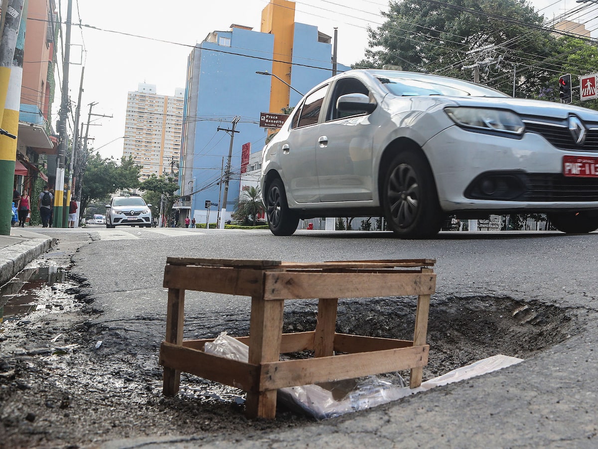 Santa Cecília: leitora se queixa de bueiro afundando em rua da região