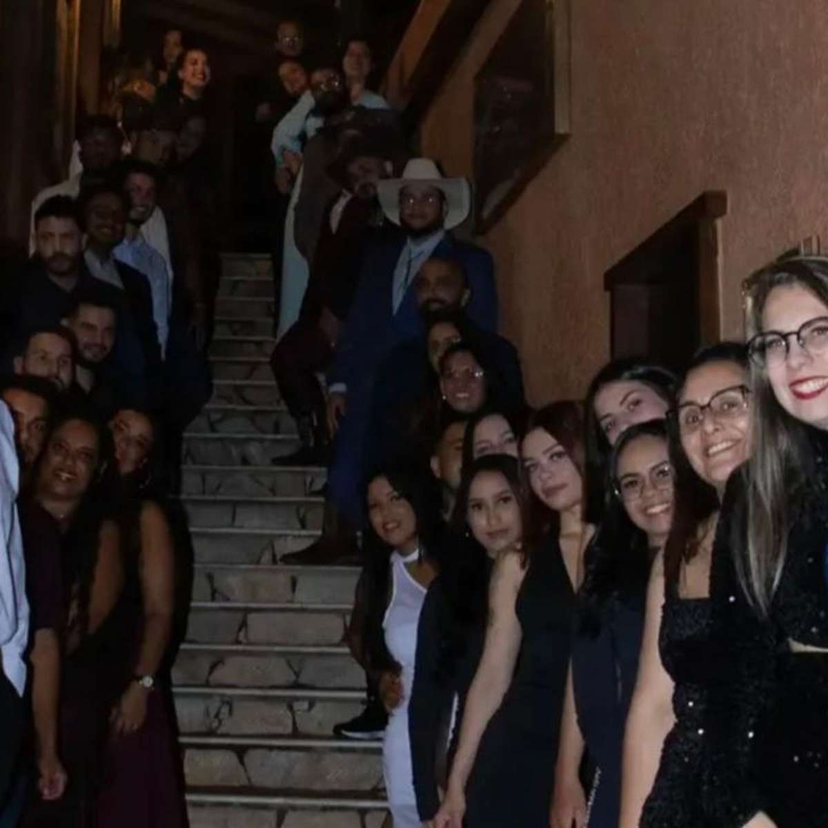 Casamento coletivo reúne 24 trisais em cerimônia simbólica no RJ