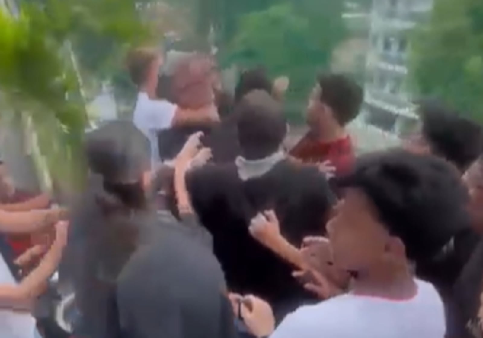 Confusão e agressões contra professor foram registradas em vídeos e divulgadas nas redes sociais Reprodução/RECORD