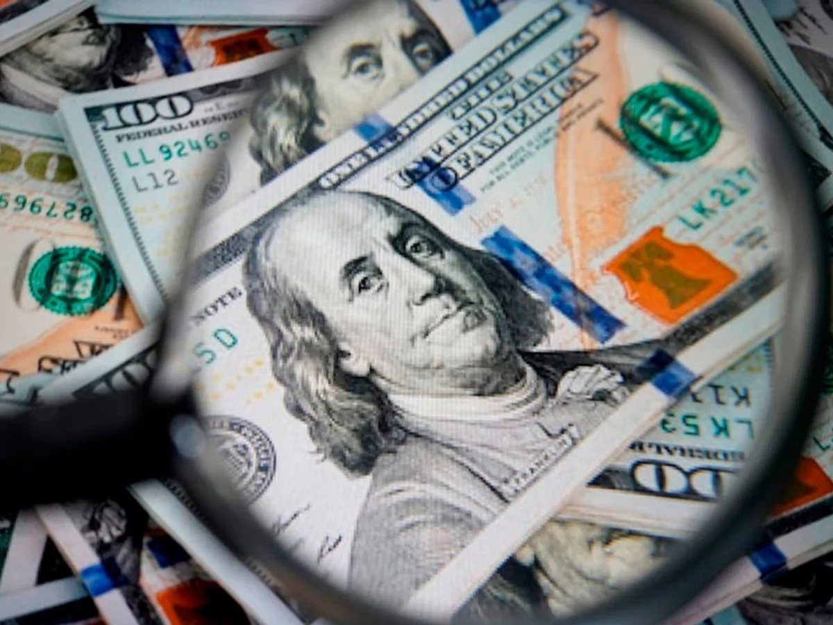 Dólar permanece estável e Bolsa cai com juros nos EUA e eleição no Brasil