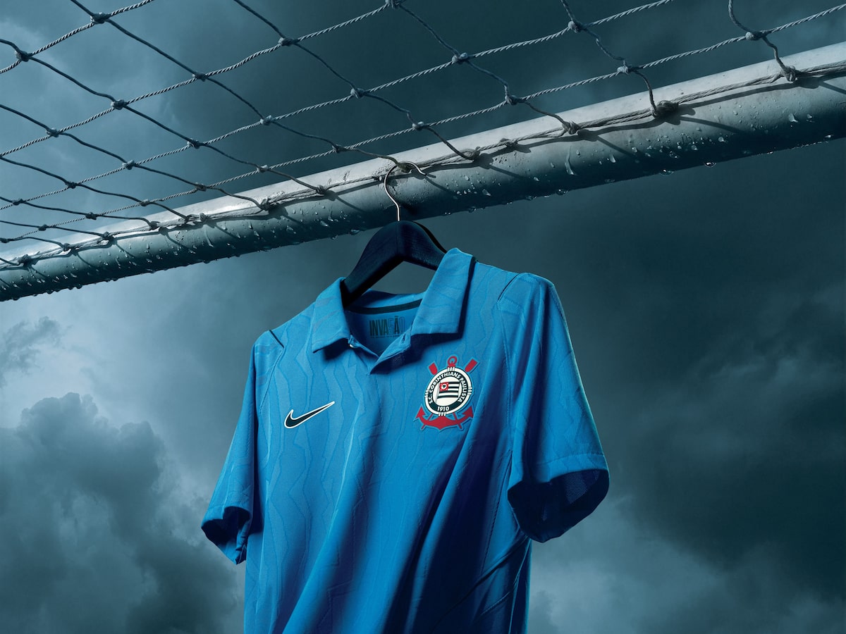 Corinthians lança terceiro uniforme azul em homenagem ao ex-goleiro Tobias e à Invasão de 1976
