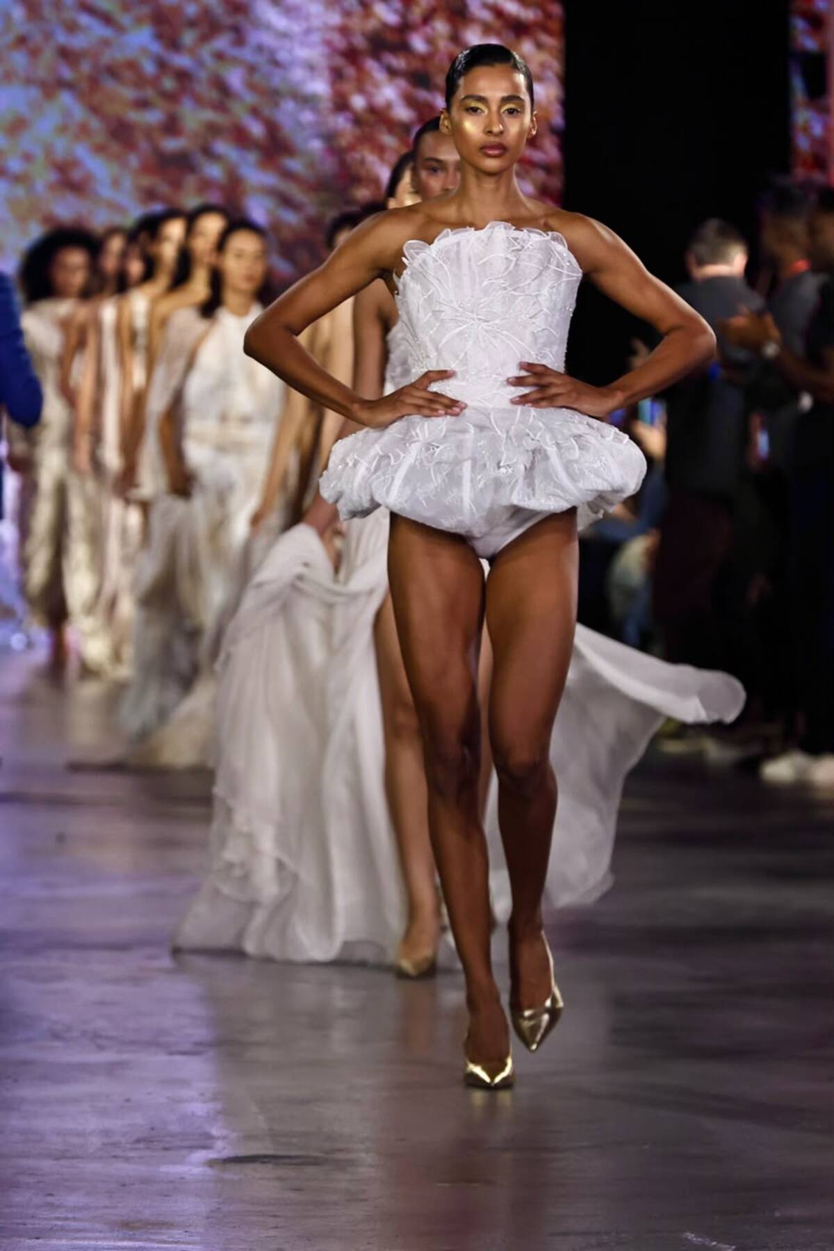 Imagem da matéria: Victor Dzenk, Sun Rose e Almacor levam diversidade ao Metrópoles Catwalk