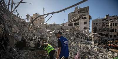 Palestinos buscam v&iacute;timas em escombros de pr&eacute;dio desabado na Cidade de Gaza Foto: ANSA / Ansa - Brasil