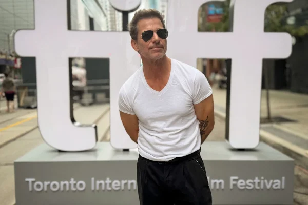 Tachado de fascista, Zack Snyder diz ter feito "o filme mais gay de todos"