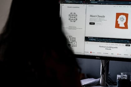 O jogador de hóquei canadense continua conquistando campeonatos em todo o mundo, décadas após deixar o lar