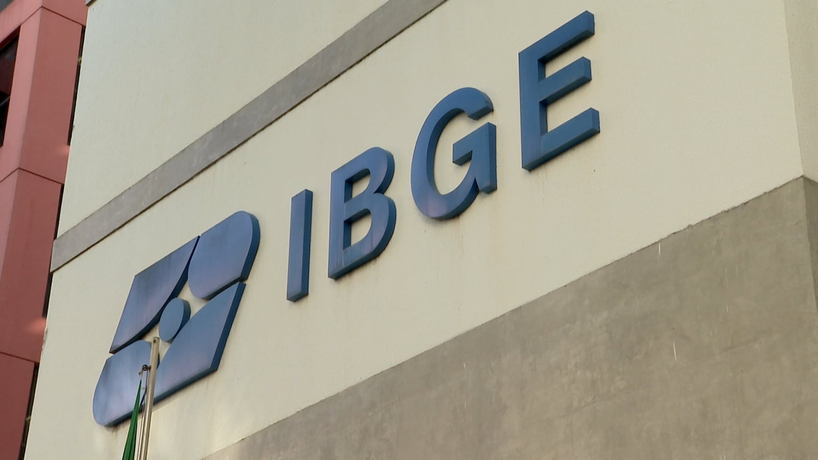 Logotipo do IBGE em destaque na fachada de um edifício