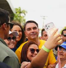 Flávio Bolsonaro tira foto com apoiadores em ação da campanha Foto: Divulgação / Estadão