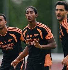 Gabriel Magalhães e Bruno Guimarães durante atividade no CT dos Gunners - Foto: Divulgação/Arsenal / Jogada10