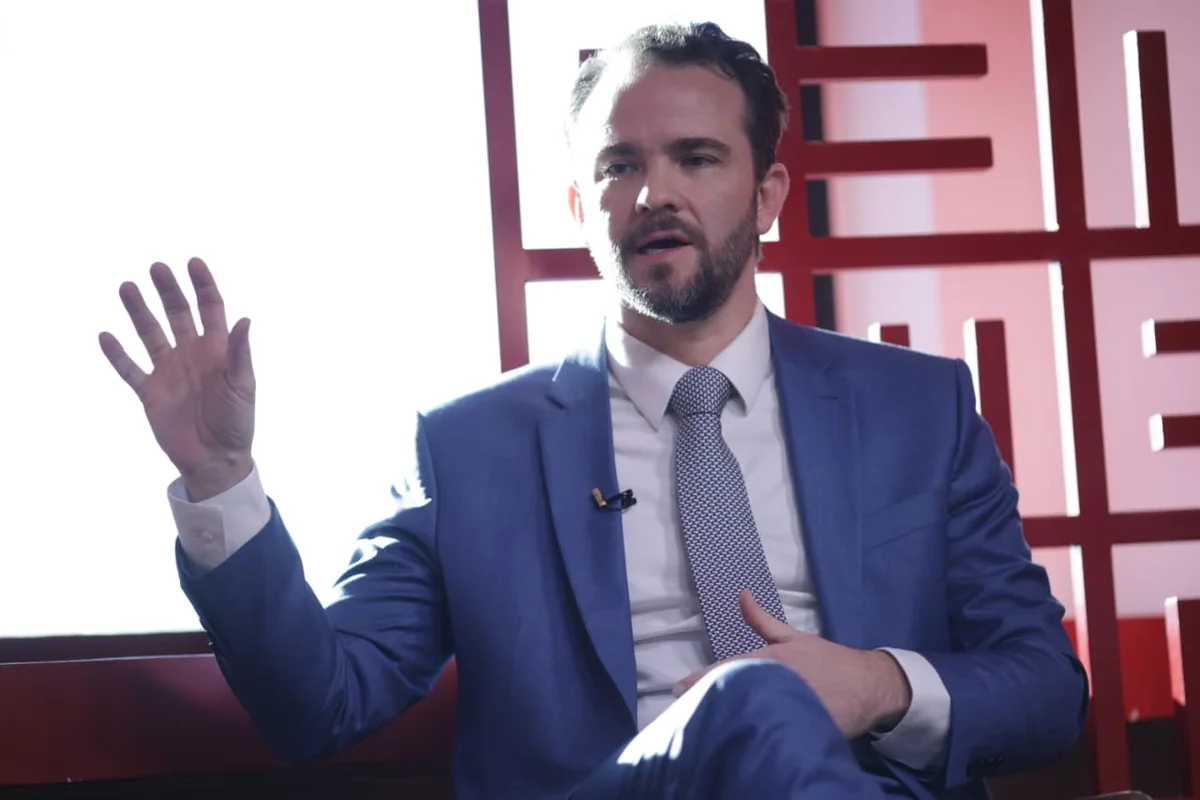 Imagem colorida do ministro da Fazenda durante entrevista