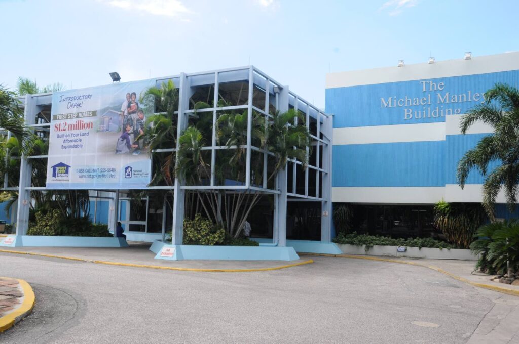 Funcionários do NHT realizam greve de doença
