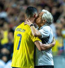 Jorge Jesus dá beijo em Cristiano Ronaldo na semifinal da Supercopa Saudita, em agosto de 2025 Foto: Yu Chun Christopher Wong/Eurasia Sport Images/Getty Images