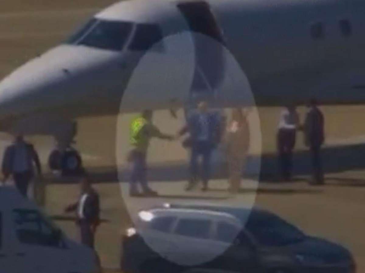 Vídeo mostra Moraes e esposa desembarcando de jatinho de Vorcaro; veja