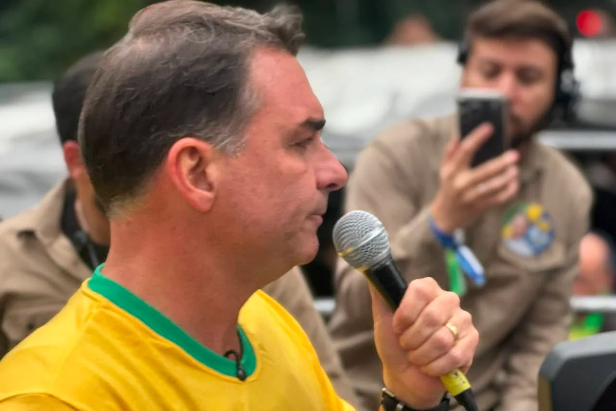 "SC não é um estado de fascistas", diz Flávio Bolsonaro em Joinville