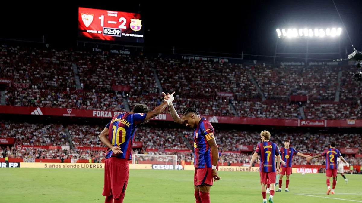 Com três gols de Raphinha, Barcelona bate Sevilla pelo Campeonato Espanhol