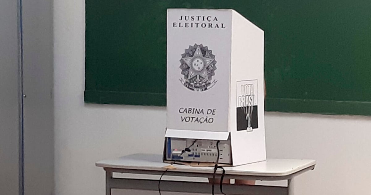 Eleitor não pode tirar selfie nem entrar na cabine de votação com celular e relógios inteligentes