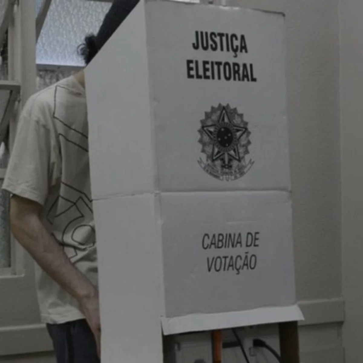 Posso ir votar com camisa, bóton ou boné do meu candidato?