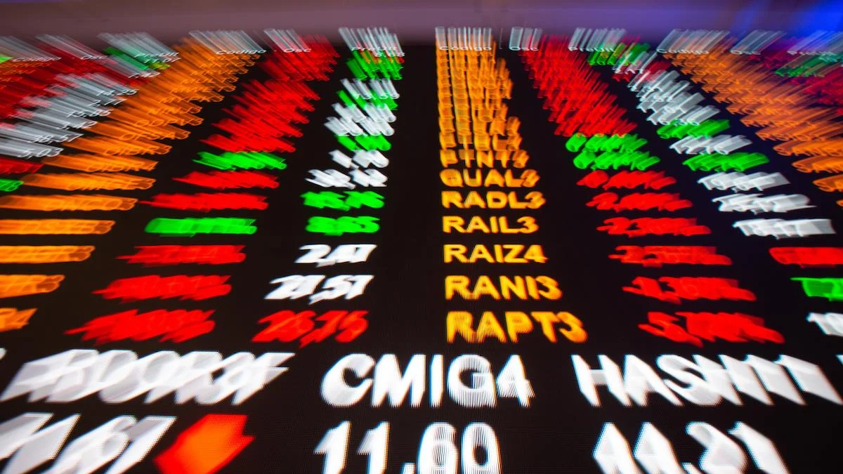 Ibovespa renova máxima histórica e dólar fecha em R$ 5 após 1º turno