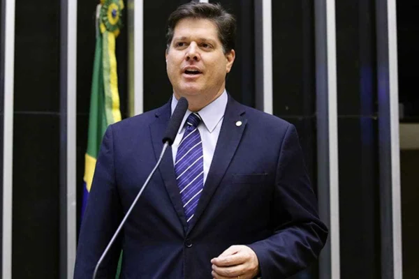 Tarcísio tenta atrair apoio do MDB a Flávio Bolsonaro no 2º turno - destaque galeria
