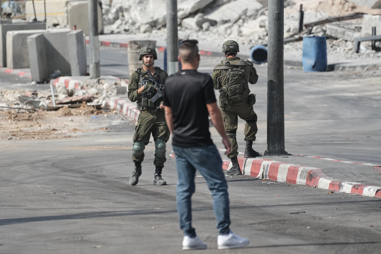 Forças israelenses deslocam 1.500 palestinos em Hebron após ataque letal