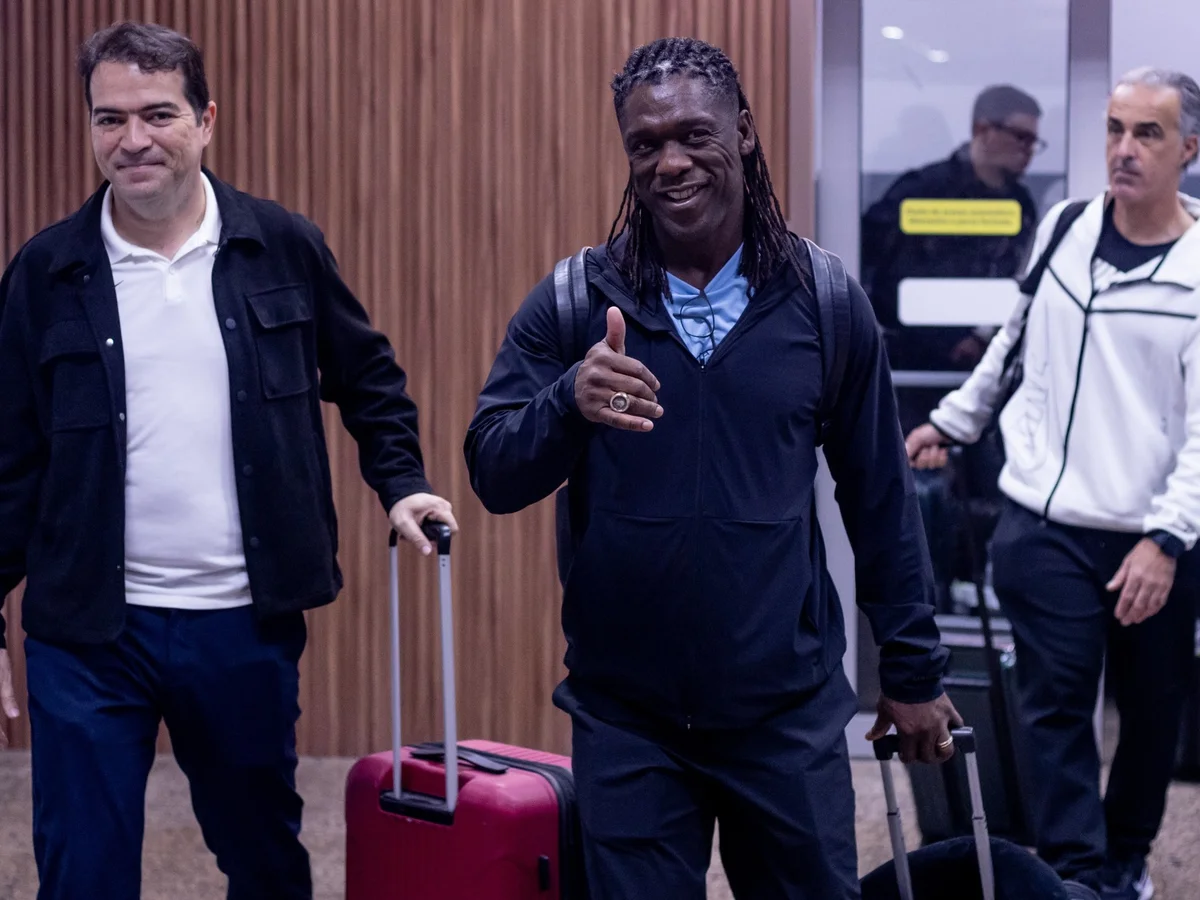 Seedorf desembarca no Brasil para assumir o comando do Corinthians