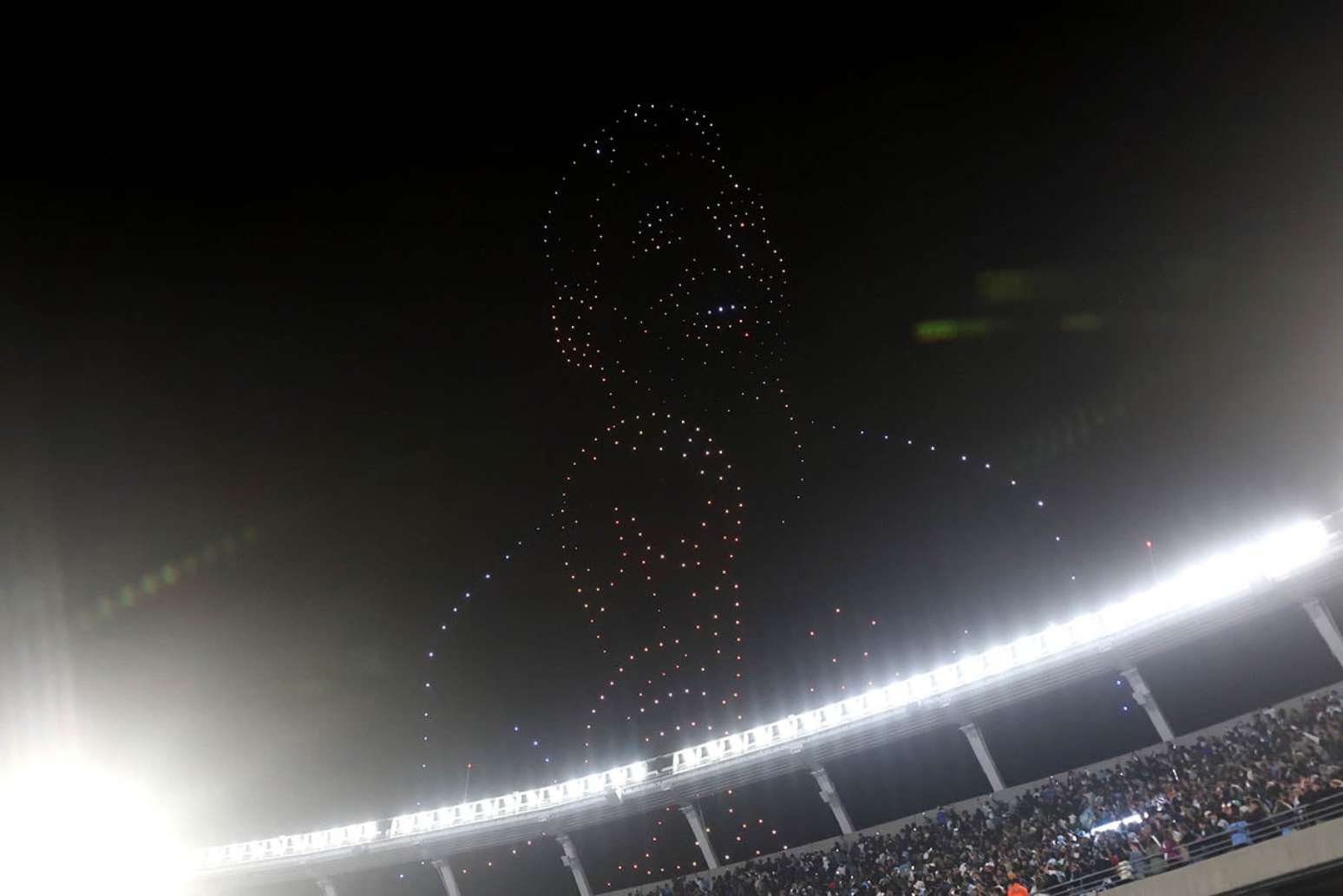 Drones estampam a imagem de Lionel Messi com a ta&ccedil;a da Copa do Mundo em Buenos Aires &ndash;