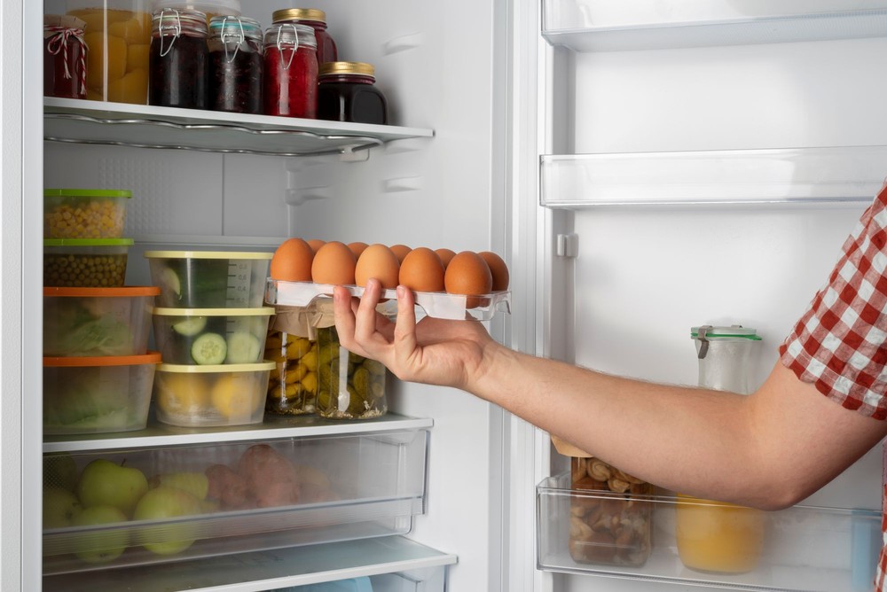 Verifique se sua geladeira está muito cheia; isso pode comprometer o funcionamento dela — Foto: Reprodução/Freepik