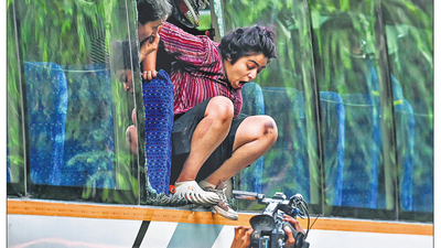 Police used buses to detain protesters near Jantar Mantar, while several demonstrators attempted to escape by breaking windows and using emergency exits. (HT Photo)