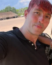 Saiba quem é o namorado do ator Jonatas Faro