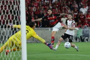 Pedro, do Flamengo, finaliza contra o Estudiantes
