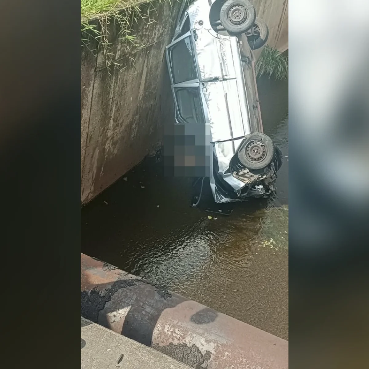 Homem de 82 anos morre após carro cair em córrego de BH