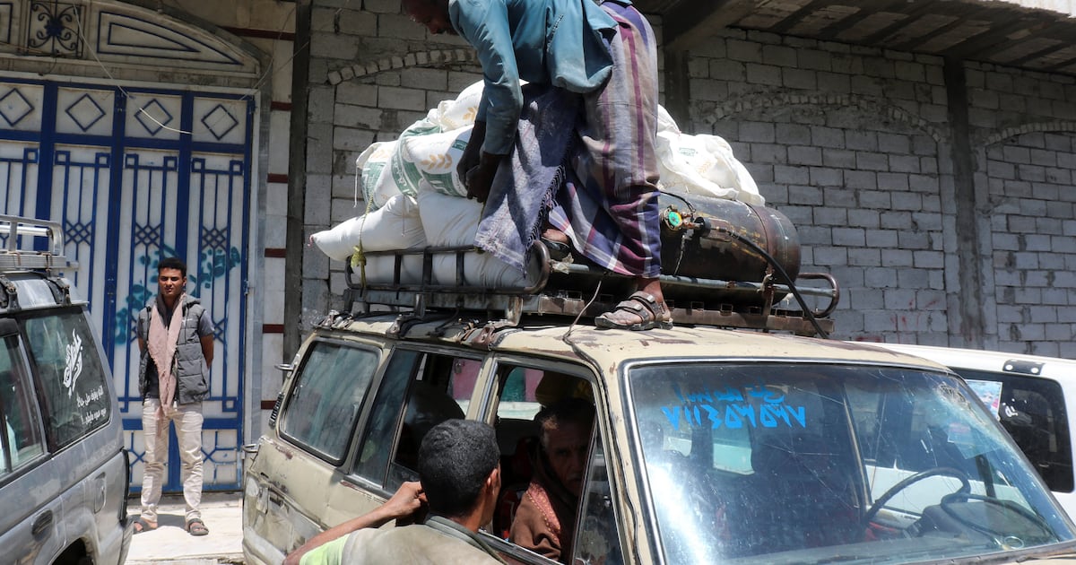 A guerra corta o abastecimento de 800.000 pessoas em Taiz; a falta de diesel deve se estender até 2027 e o comitê de Gaza assina acordo de desenvolvimento