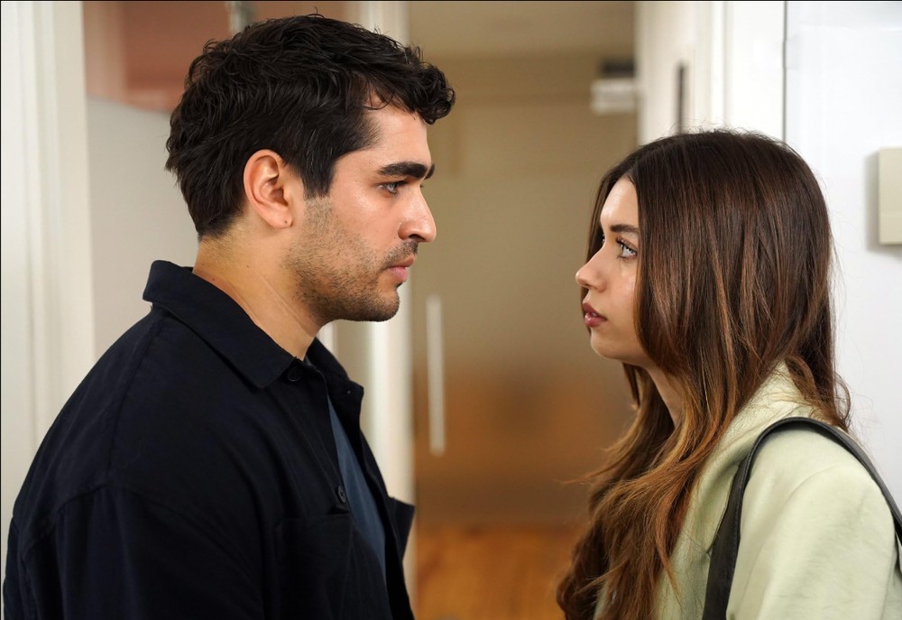 O Canto do Pássaro (2022) é um romance estrelado por Afra Saraçoglu e Mert Ramazan Demir — Foto: Divulgação/IMDb