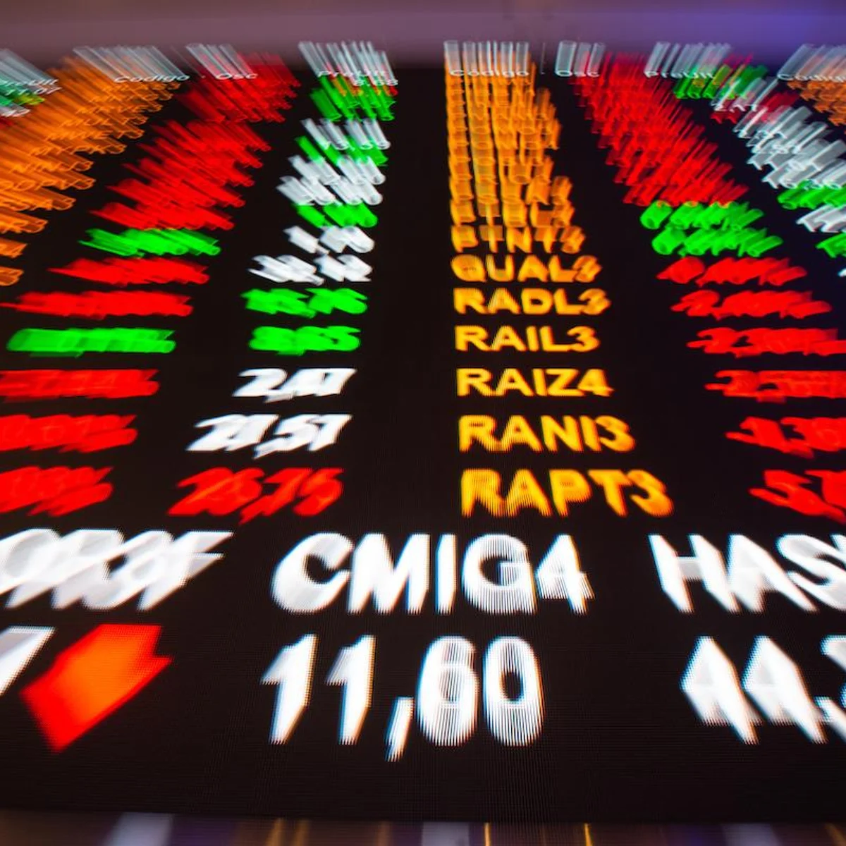 Ibovespa renova máxima histórica e dólar fecha em R$ 5 após 1º turno