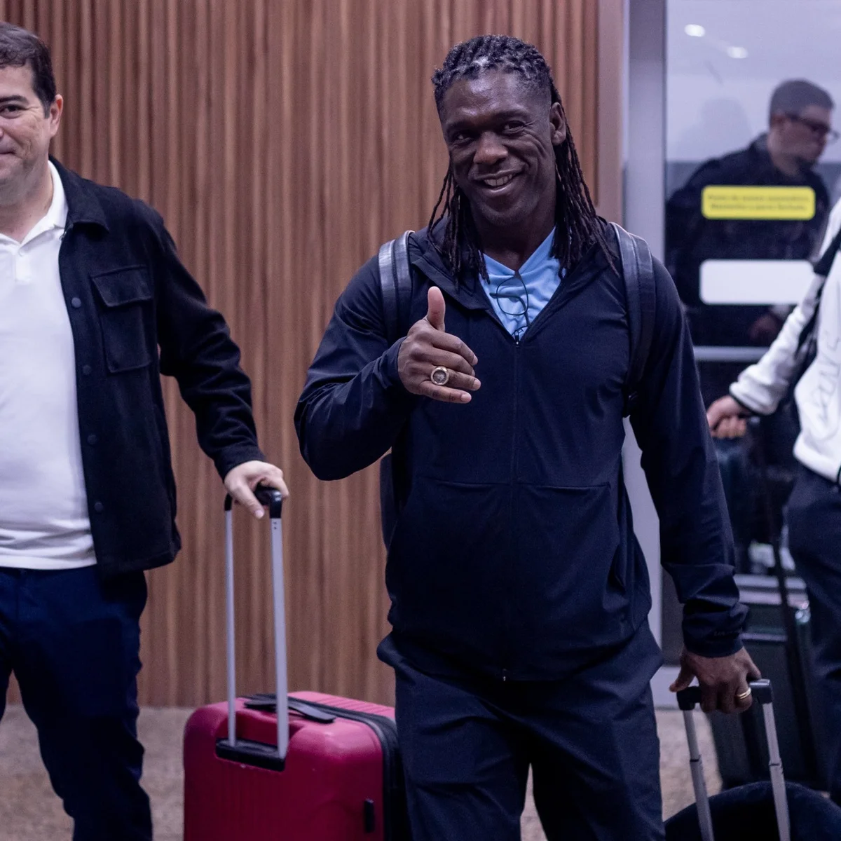 Seedorf desembarca no Brasil para assumir o comando do Corinthians