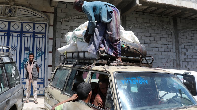 A guerra corta o abastecimento de 800.000 pessoas em Taiz; a falta de diesel deve se estender até 2027 e o comitê de Gaza assina acordo de desenvolvimento