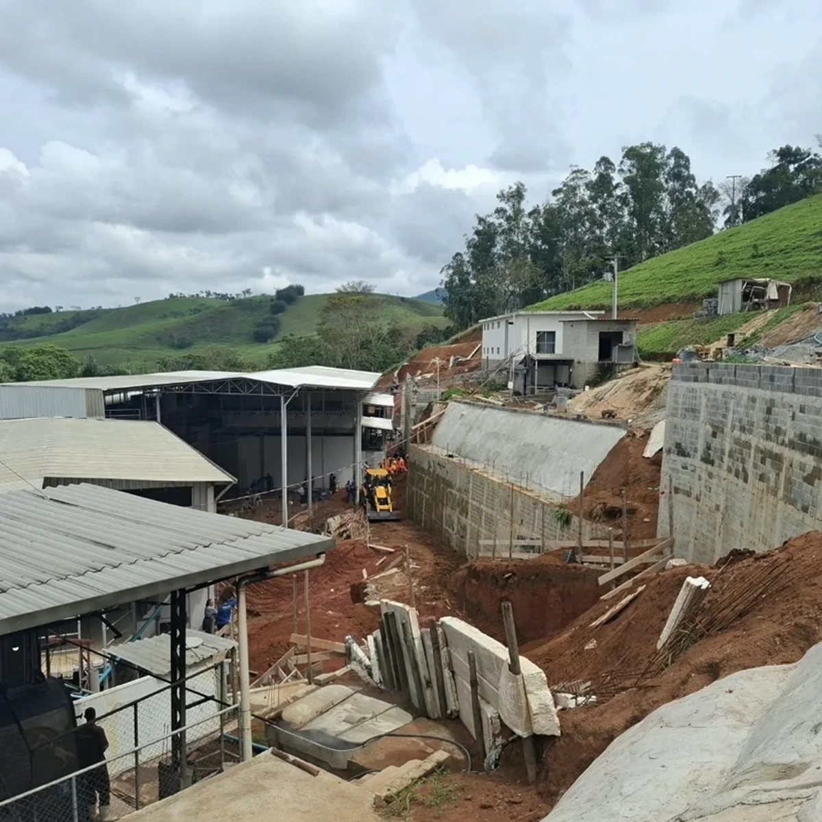 MG: dois morrem soterrados em obra de contenção de talude em Maripá