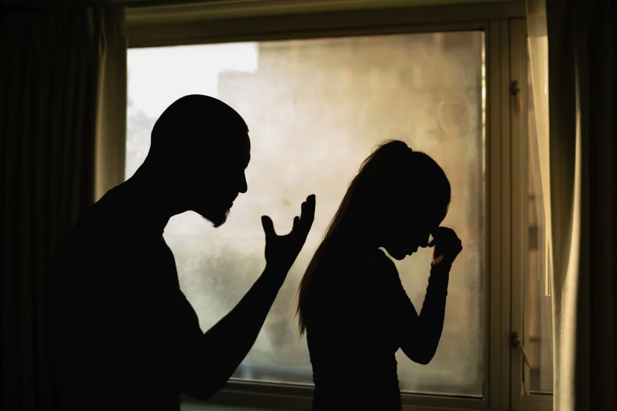 Em 2025, foram registrado mais de 281 mil boletins relacionados à violência contra mulheres. Nos casos estão agressões, ameaças e estupros - Metrópoles